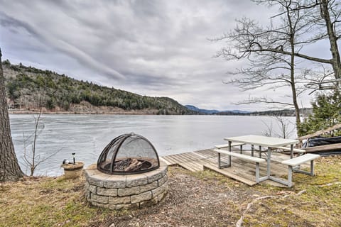 Walkable Waterfront Cottage w/ Deck, Fire Pit Cottage in Lake Saint Catherine