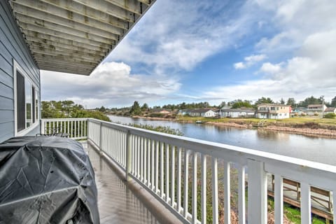 Dog-Friendly Canalfront Condo in Ocean Shores Apartment in Ocean Shores