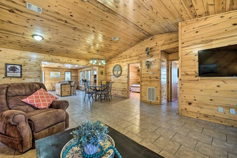 Broken Bow Getaway: Covered Deck, Grill & Fire Pit House in Broken Bow