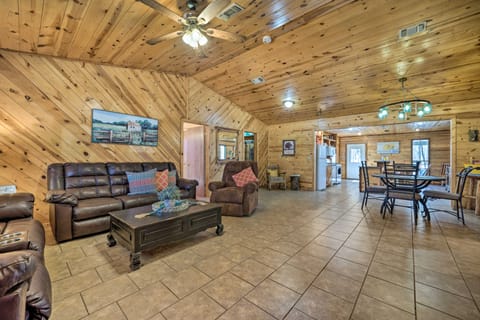 Broken Bow Getaway: Covered Deck, Grill & Fire Pit House in Broken Bow