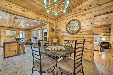 Broken Bow Getaway: Covered Deck, Grill & Fire Pit House in Broken Bow