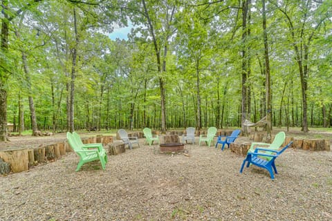 Broken Bow Getaway: Hot Tub, Grill & Fire Pit House in Broken Bow