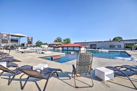Ozarks Vacation Rental Condo w/ Lake View! Appartamento in Village Four Seasons