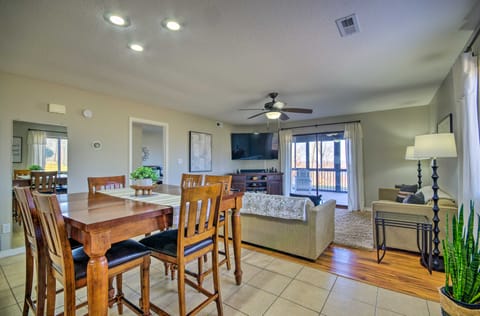 Ozarks Vacation Rental Condo w/ Lake View! Apartamento in Village Four Seasons