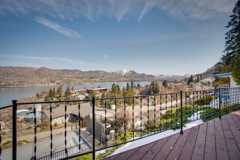 Colorful Lake Chelan Home w/ Saltwater Pool! House in Chelan (In Town)