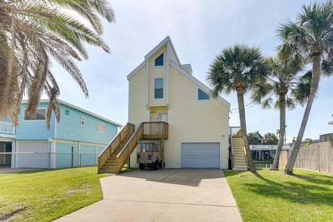 Canal-Front Jamaica Beach Home Rental w/ Boat Dock House in Jamaica Beach