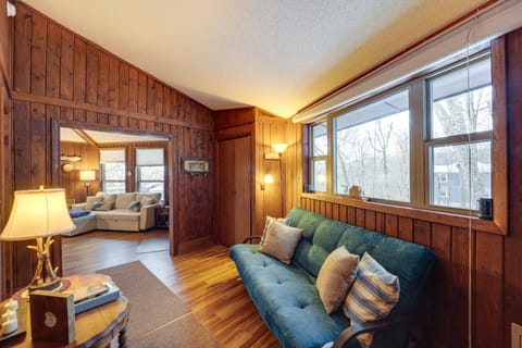 Beech Mountain Cabin w/ Deck: Half Mi to Skiing House in Beech Mountain