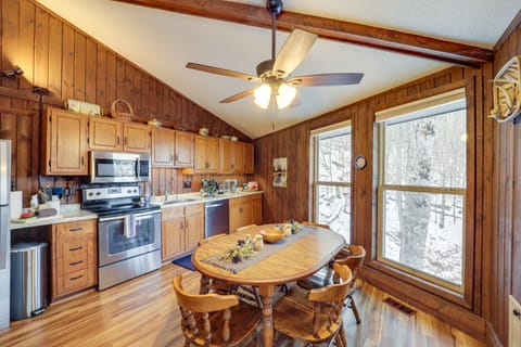 Beech Mountain Cabin w/ Deck: Half Mi to Skiing House in Beech Mountain