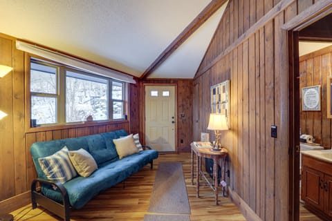 Beech Mountain Cabin w/ Deck: Half Mi to Skiing House in Beech Mountain