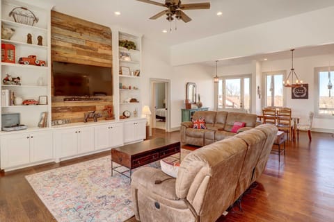 Spacious Farmhouse Near Hikes & Waterfalls House in Buffalo River