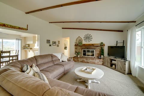 30-Acre Witter Springs Ranch w/ Barn & Views! House in Russian River