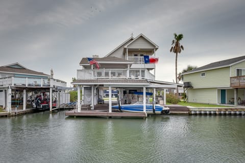 Bayfront Jamaica Beach House: Canal Access & Decks House in Jamaica Beach