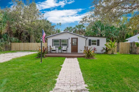 Chic Jensen Beach Cottage, 4 Mi to Downtown! Cottage in Jensen Beach