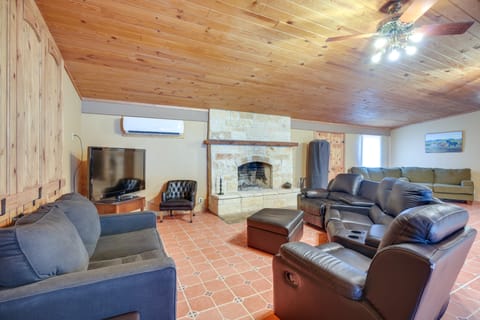 Secluded Texas Hill Country Vacation Rental - Deck House in Rio Grande