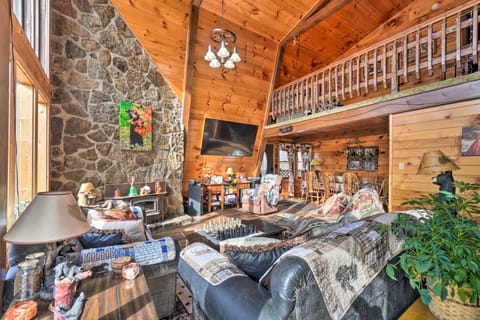 Gatlinburg Mountain-View Cabin: 5 Mi to Downtown House in Gatlinburg