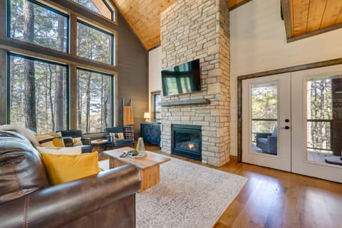 Serene Broken Bow Cabin w/ Hot Tub & Fire Pit! House in Oklahoma