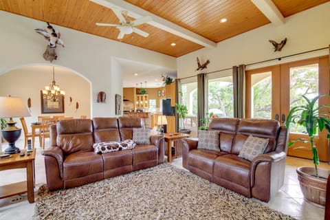 Luxe Lake Travis Vacation Rental w/ Heated Pool House in Lago Vista