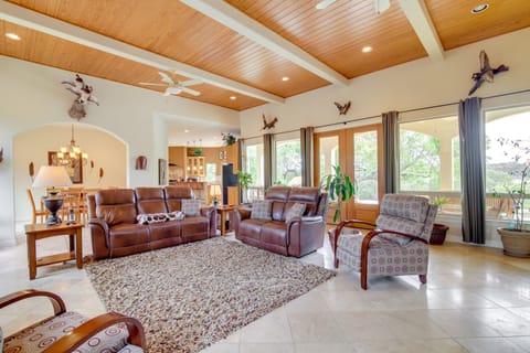 Luxe Lake Travis Vacation Rental w/ Heated Pool House in Lago Vista