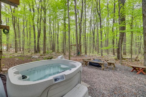 Pocono Lake Retreat w/ Hot Tub & Resort Amenities! House in Coolbaugh Township