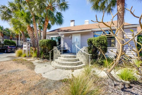 Indian Rocks Beach Cottage, Walk to Beach! Cottage in Indian Rocks Beach