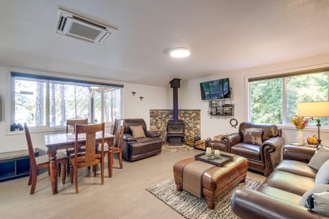 Bremerton Vacation Rental w/ Hot Tub & Lake Access House in Hood Canal