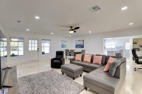 Airy Bradenton Vacation Rental w/ Patio, Gas Grill House in Bradenton