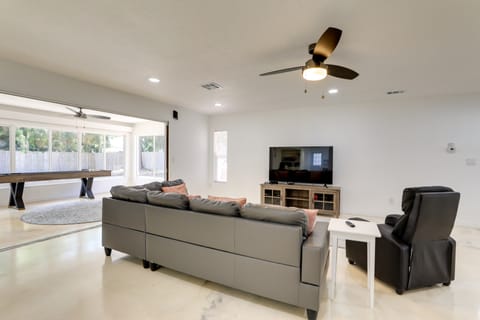 Airy Bradenton Vacation Rental w/ Patio, Gas Grill House in Bradenton