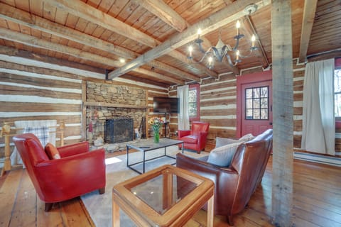 Restored Candler Log Cabin ~ 11 Mi to Asheville! Maison in Candler