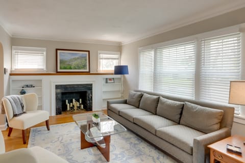 Chic Home w/ Deck, Walk to Lake Erie! House in Lake Erie