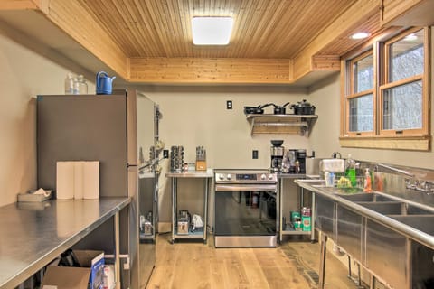 Marshall Home w/ Mountain View, 5 Mi to Downtown! House in Buncombe County