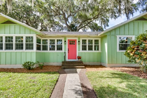 Mount Dora Tropical Escape: Steps to Lake Gertrude House in Mount Dora