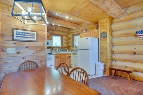 Idyllic Gatlinburg Cabin w/ Hot Tub & Balcony! House in Pittman Center