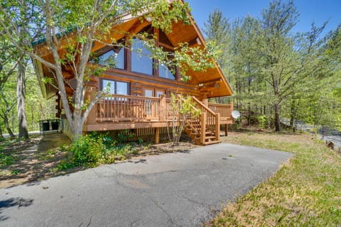 Idyllic Gatlinburg Cabin w/ Hot Tub & Balcony! House in Pittman Center