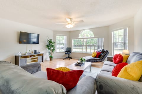 Condo w/ Pool Access & Patio: 8 Mi to Disney! Apartment in Kissimmee