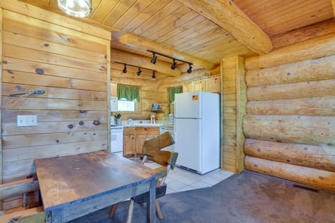 Smoky Mountain Vacation Rental Cabin w/ Hot Tub! House in Pittman Center