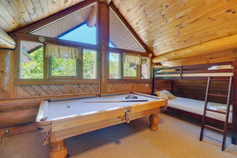 Smoky Mountain Vacation Rental Cabin w/ Hot Tub! House in Pittman Center