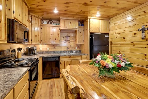 Broken Bow Rental Cabin w/ Hot Tub & Bar House in Broken Bow