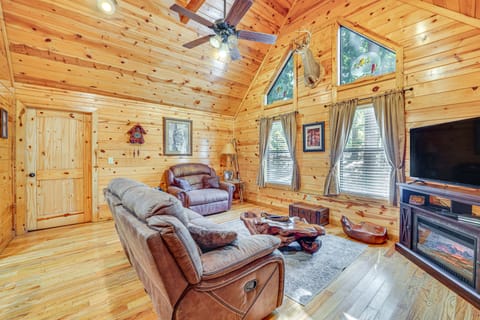 Broken Bow Rental Cabin w/ Hot Tub & Bar House in Broken Bow