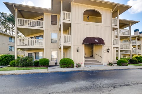 Little River Condo w/ Balcony: Pool & Hot Tub! Apartment in Little River