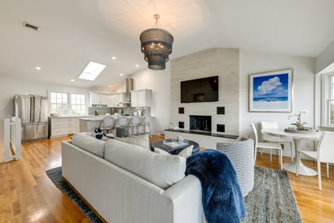 Stunning Westhampton Beach Home w/ Private Pool House in Quiogue