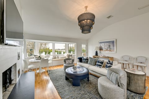 Stunning Westhampton Beach Home w/ Private Pool House in Quiogue