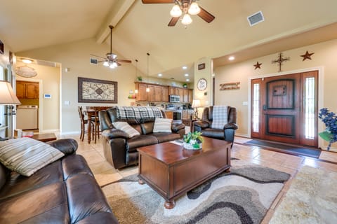 'Lodge at Rocky Creek' w/ Private Hot Tub & Yard! House in Canyon Lake