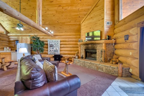 Gatlinburg Cabin w/ Deck ~ 11 Miles to Downtown Apartment in Pittman Center