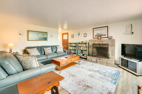 Charming Niantic Vacation Rental: Walk to Beach! Casa rural in Niantic