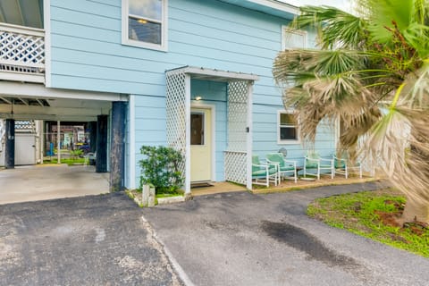 ‘Cabana Breeze' Rockport Rental: 2 Blocks to Bay! Apartment in Rockport