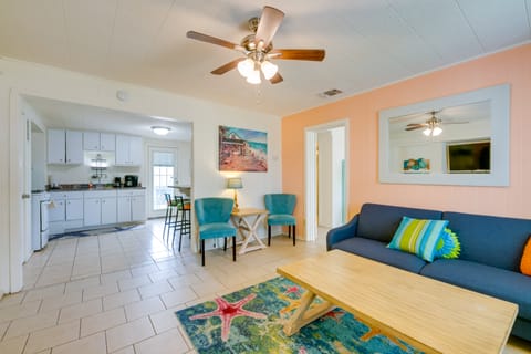 Beautiful Rockport Townhome - Walk to Aransas Bay! Apartment in Rockport