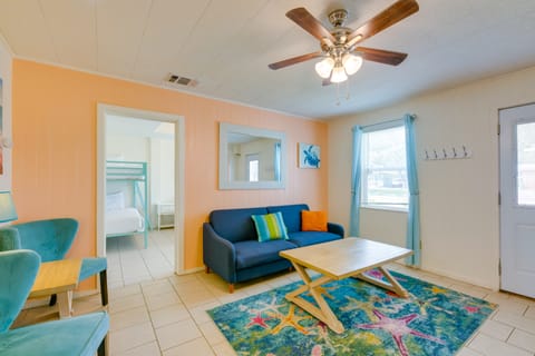 Beautiful Rockport Townhome - Walk to Aransas Bay! Apartment in Rockport