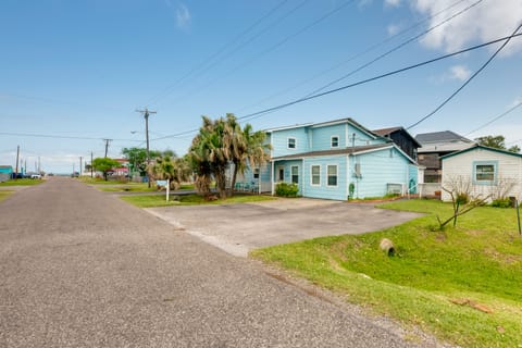 Beautiful Rockport Townhome - Walk to Aransas Bay! Apartment in Rockport