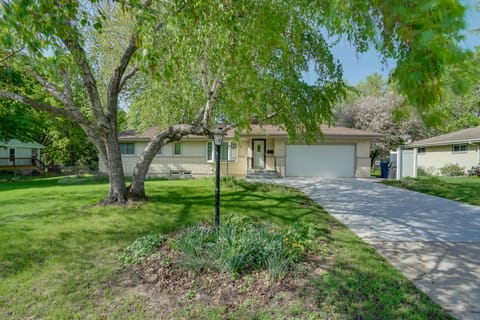 Cozy Minneapolis Home w/ Air Hockey, Near Downtown House in Robbinsdale