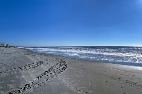 Summertime Escape w/ Grill: Walk to Atlantic Beach House in Atlantic Beach